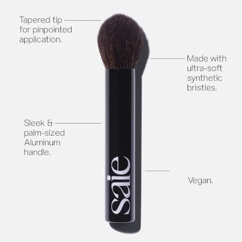 Tapered tip for pinpointed application. Made with ultra-soft synthetic bristles. Sleek and palm-sized aluminium handle. Vegan.