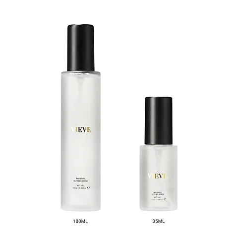 Two frosted spray bottles with black caps stand on a white background, one large and one small, showing the text VIEVE INVISIVEIL SETTING SPRAY NET VOL: 100ml / 3.38fl oz e 100ML VIEVE INVISIVEIL SETTING SPRAY NET VOL: 35ml / 1.18fl oz e 35ML.